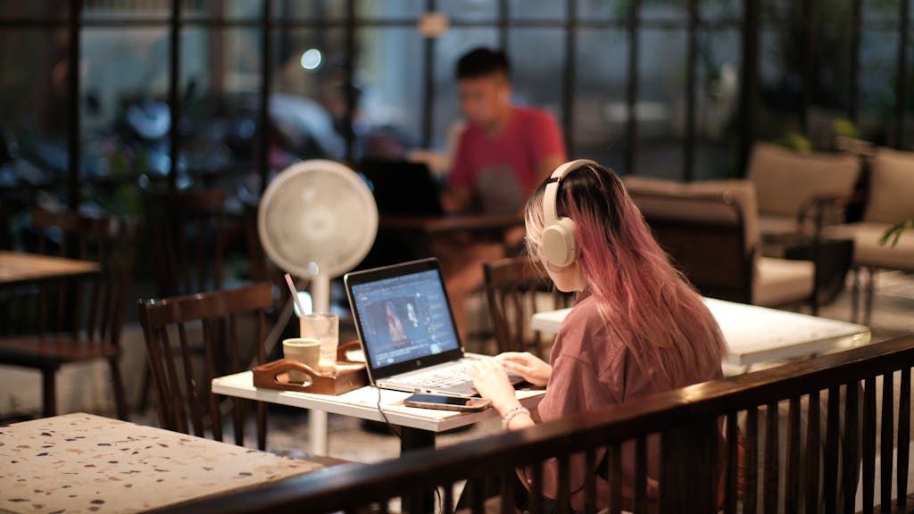 online earning for students in Pakistan woman working on laptop in cafe